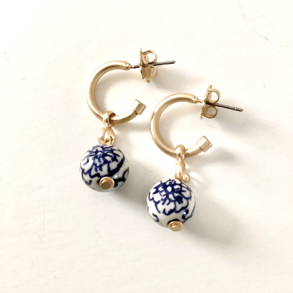 Patricia Nash Brushed Gold Hoop Drop Earrings Blue And White Floral Glass Bead - Picture 9 of 12